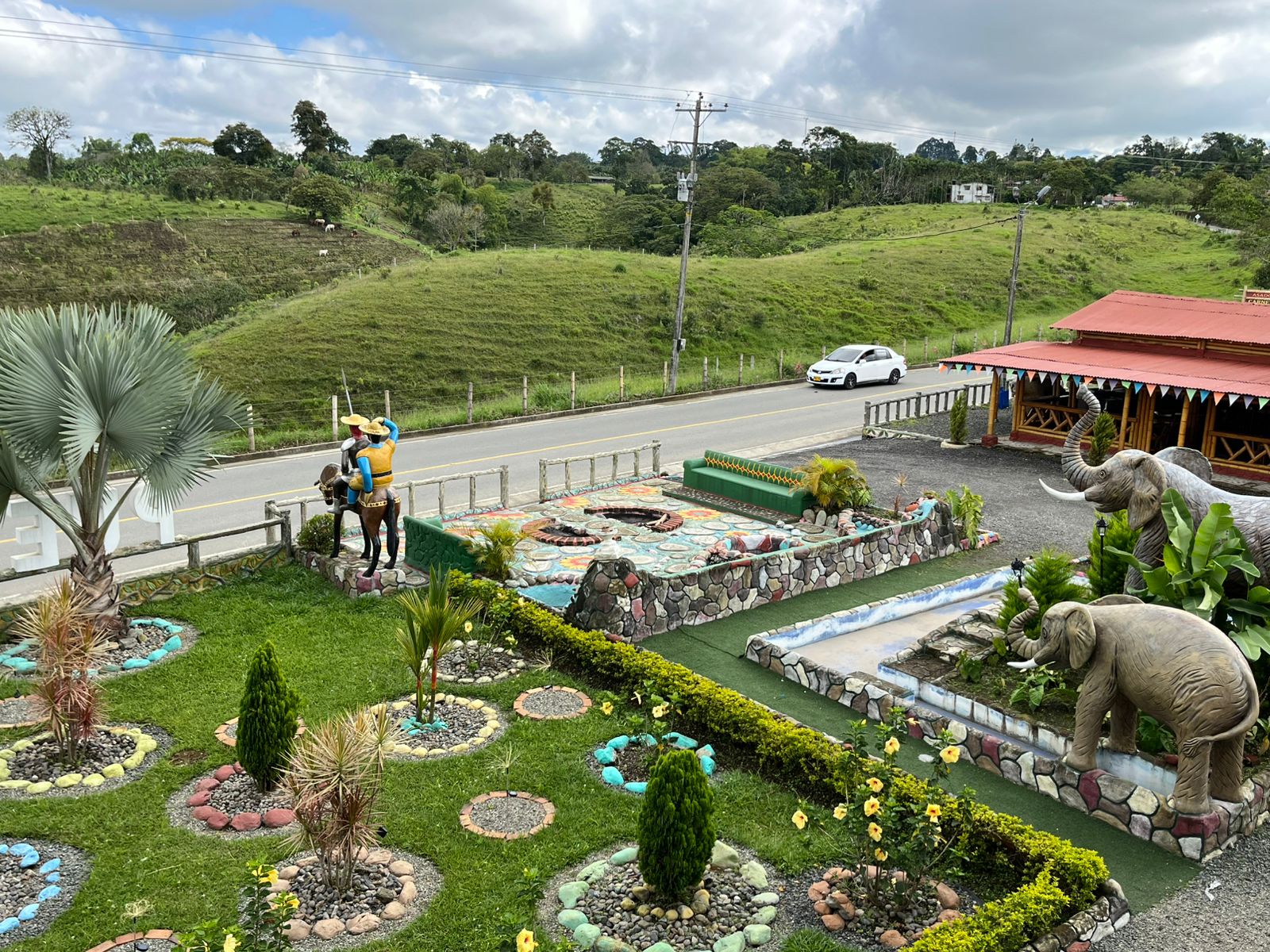 Vía principal y jardines